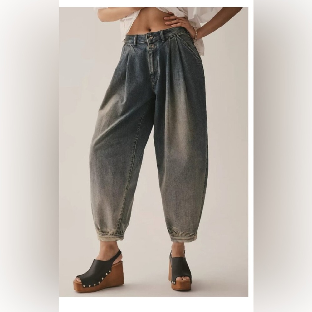 Pilcro Pleated High-Rise Balloon-Leg Jeans 28 brand new